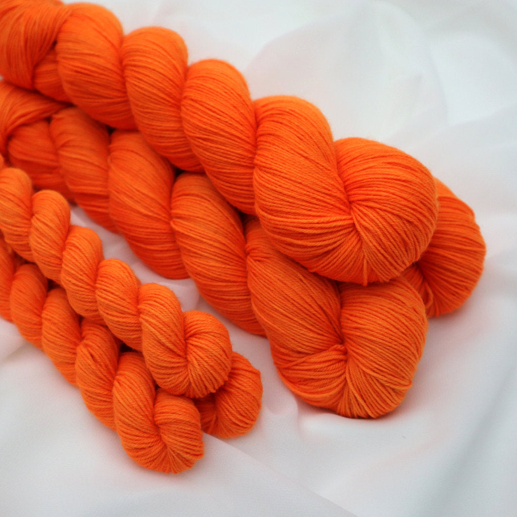 HYPATIA ORANGE FLUOR (75% merino sw, 25% nylon)