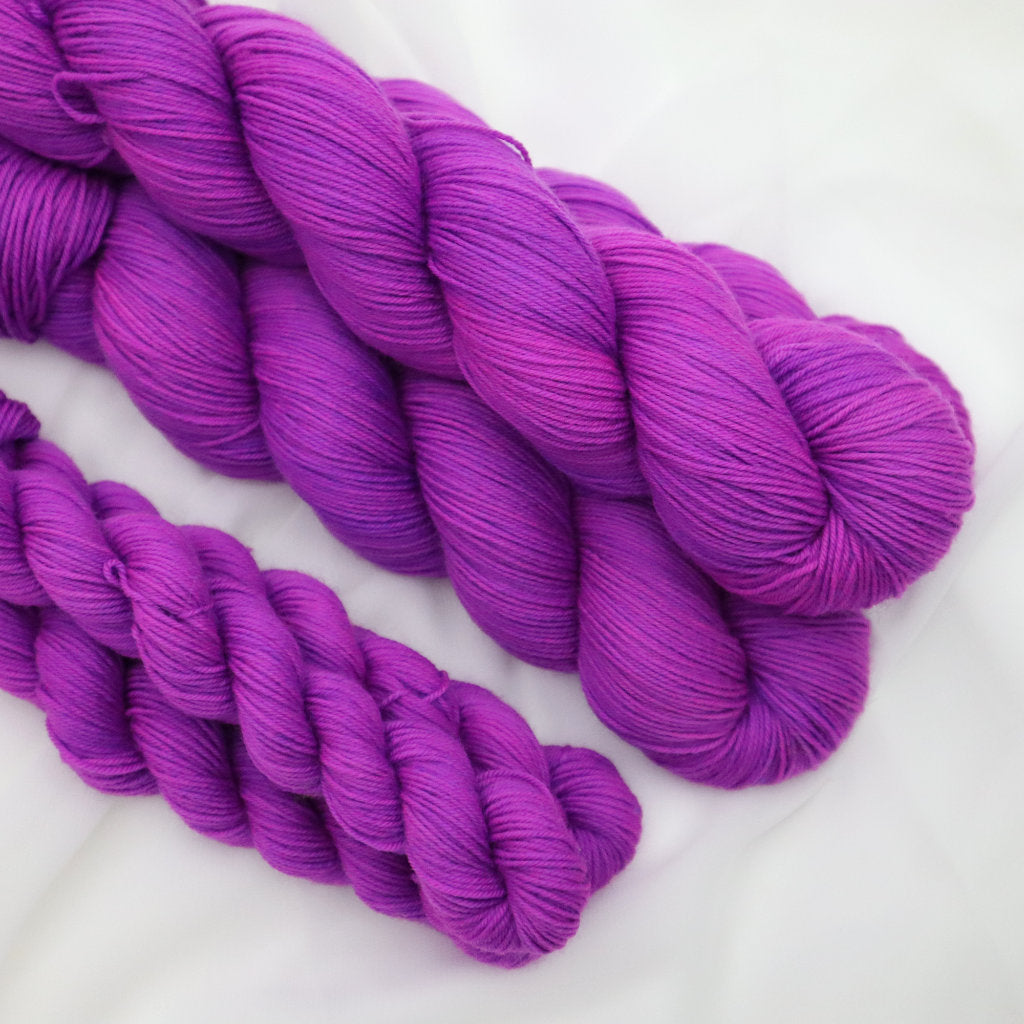 HYPATIA PURPLE FLUOR (75% merino sw, 25% nailon )